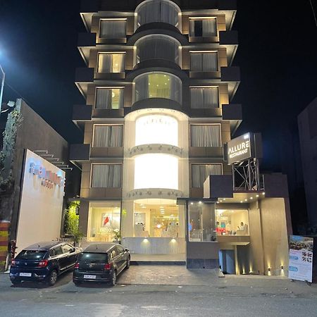 De Glance Hotel Surat Eksteriør bilde