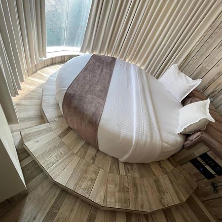 De Glance Hotel Surat Eksteriør bilde