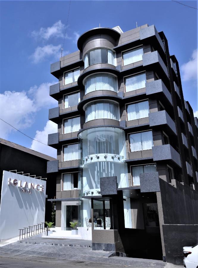De Glance Hotel Surat Eksteriør bilde
