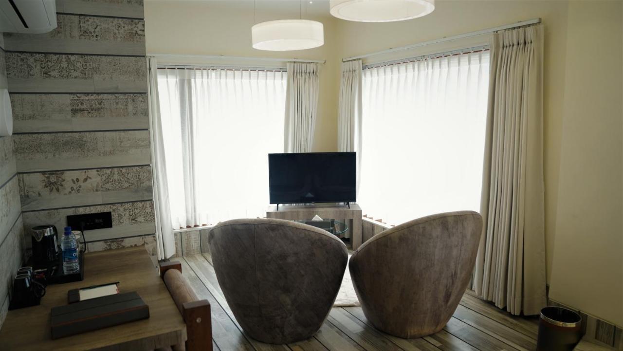 De Glance Hotel Surat Eksteriør bilde