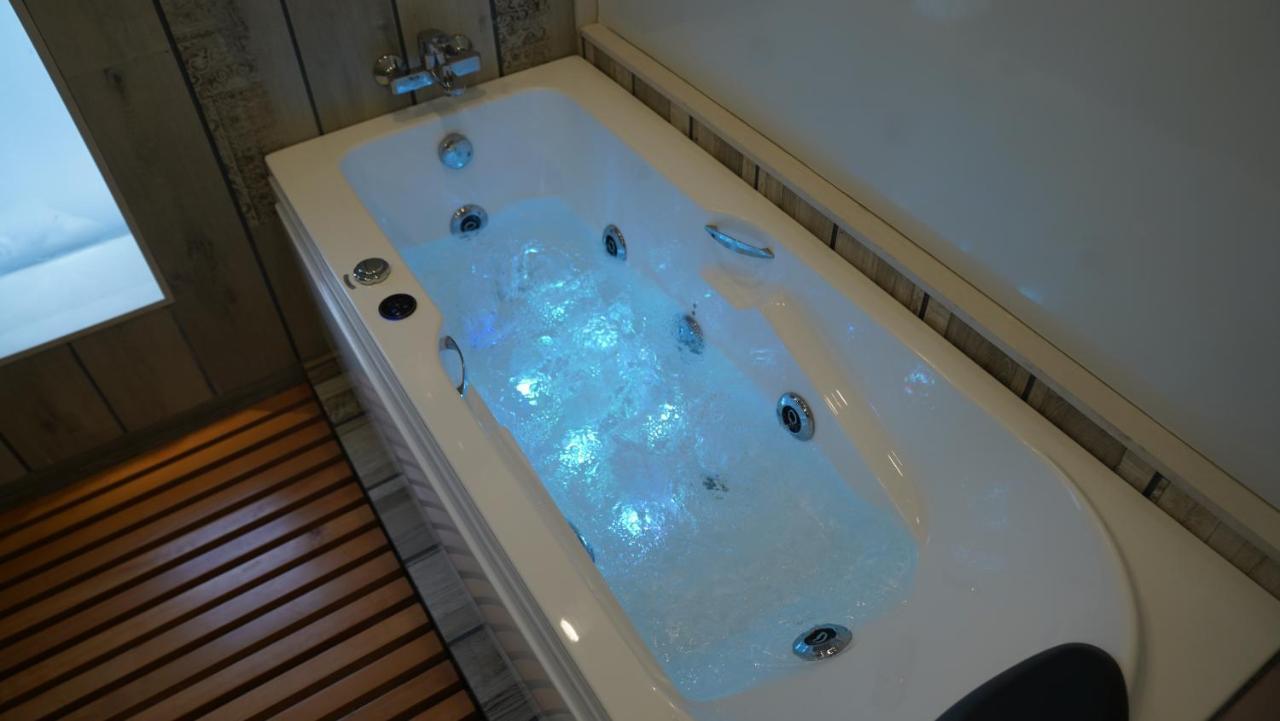 De Glance Hotel Surat Eksteriør bilde