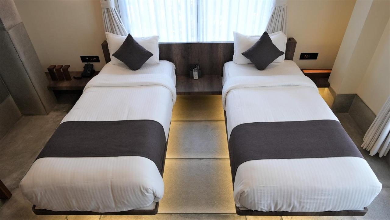 De Glance Hotel Surat Eksteriør bilde