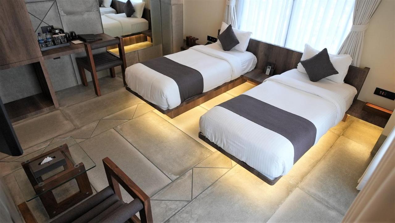 De Glance Hotel Surat Eksteriør bilde