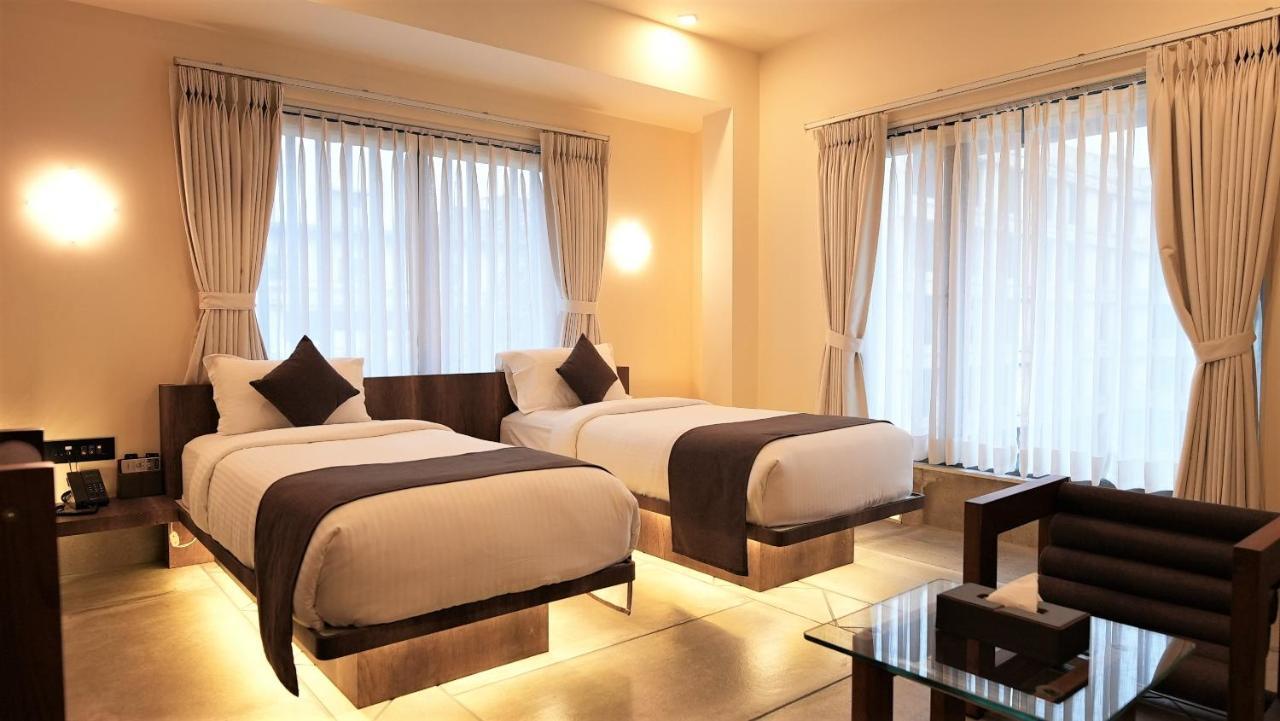 De Glance Hotel Surat Eksteriør bilde