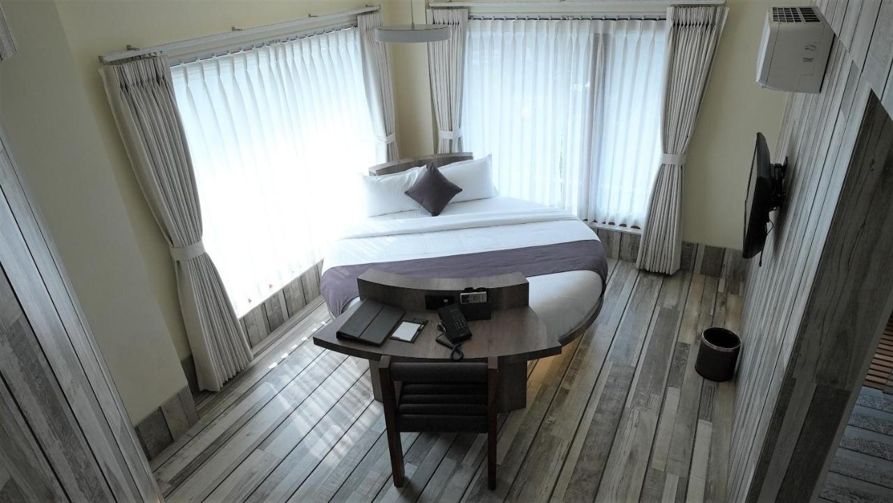De Glance Hotel Surat Eksteriør bilde