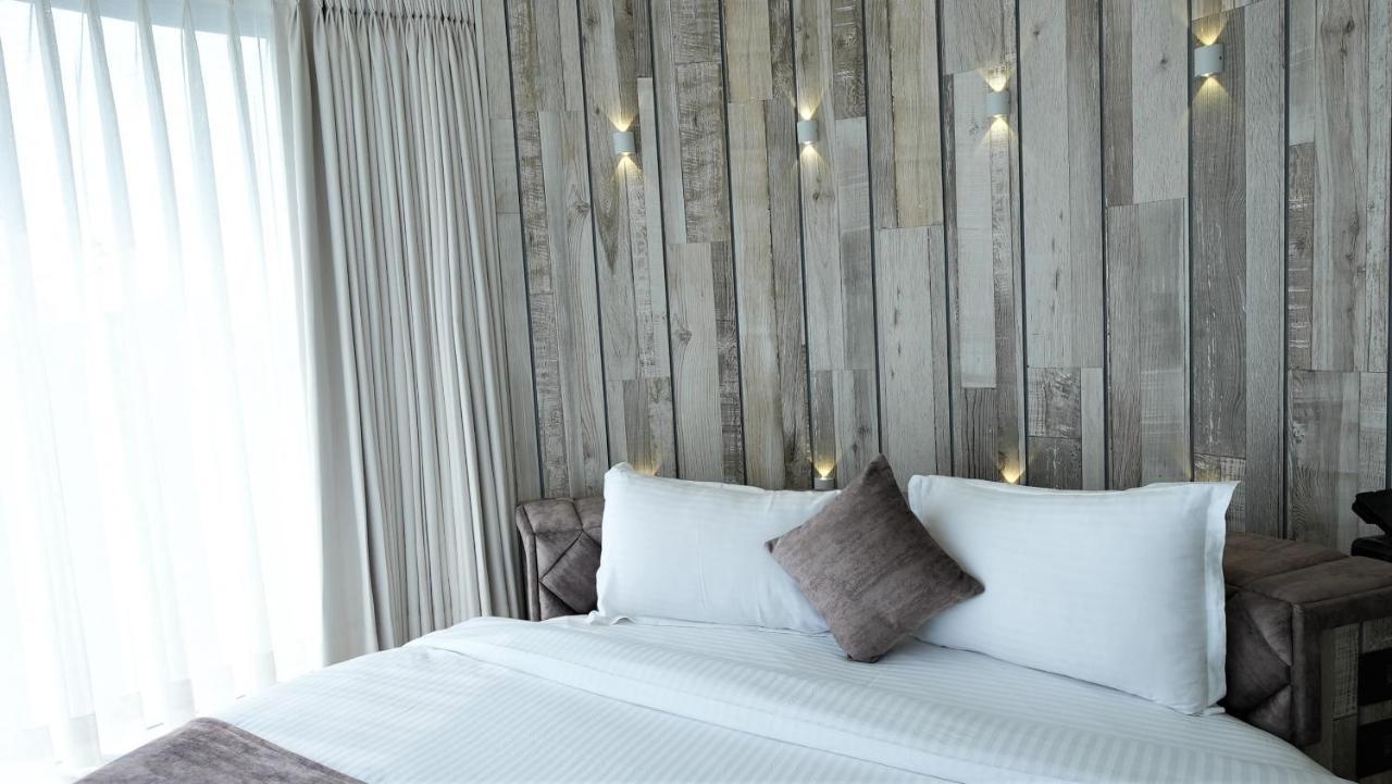 De Glance Hotel Surat Eksteriør bilde