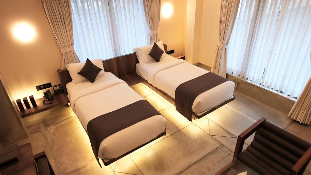 De Glance Hotel Surat Eksteriør bilde