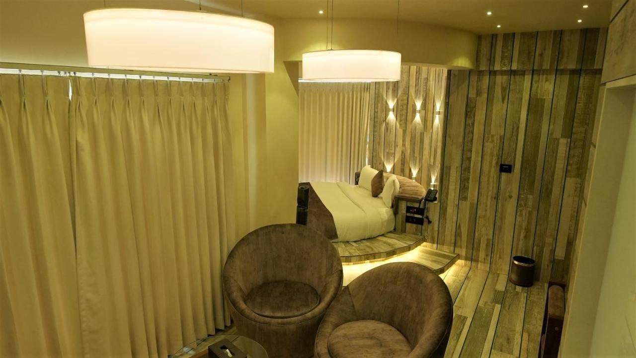 De Glance Hotel Surat Eksteriør bilde
