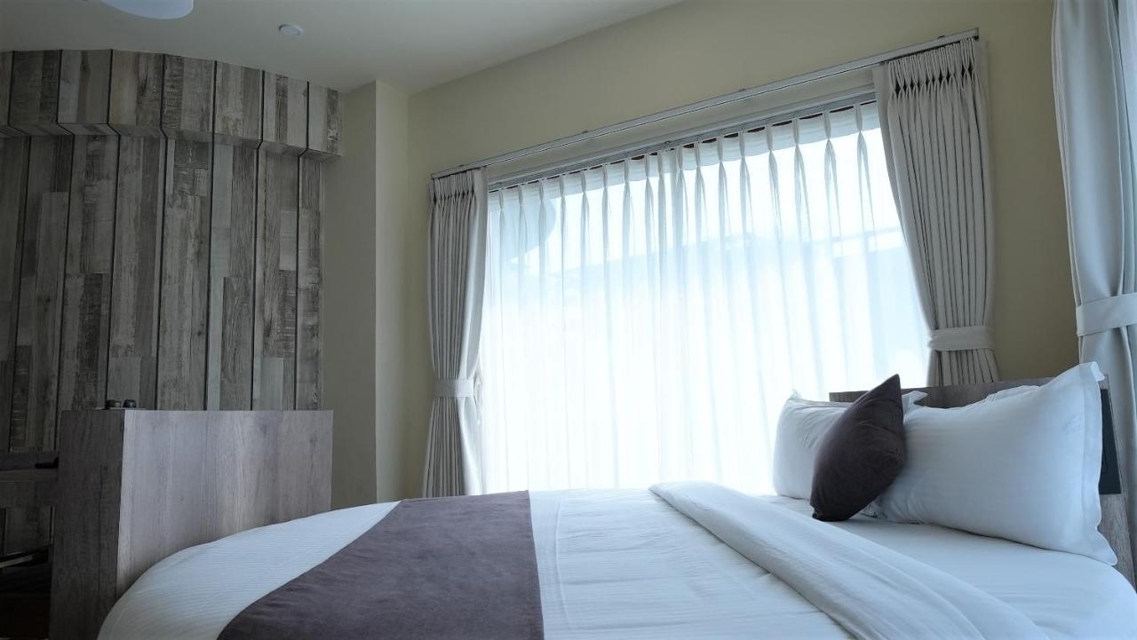 De Glance Hotel Surat Eksteriør bilde