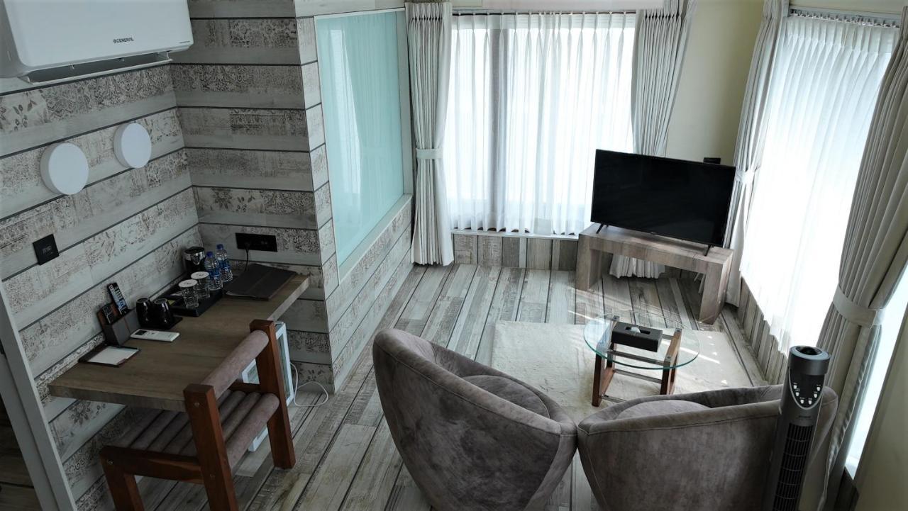 De Glance Hotel Surat Eksteriør bilde