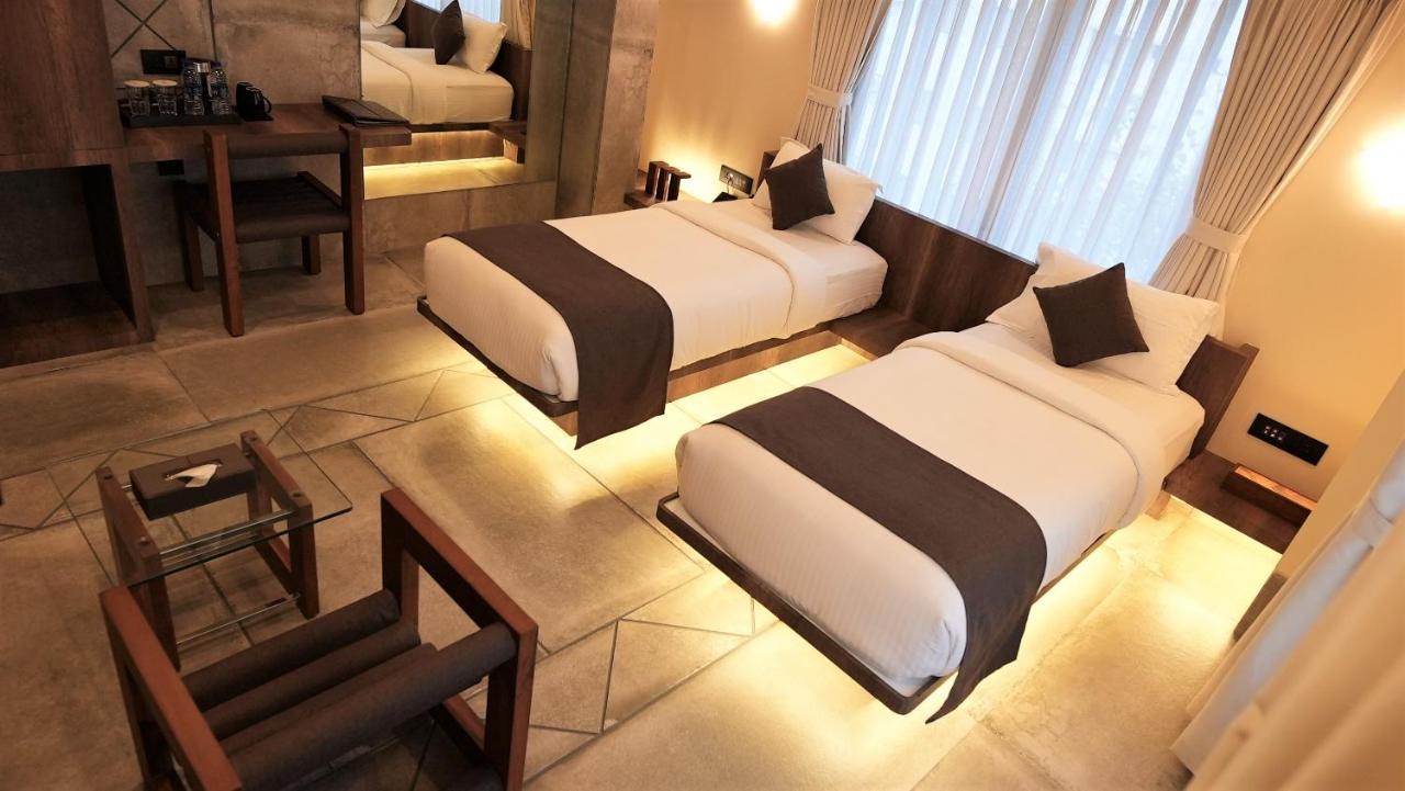 De Glance Hotel Surat Eksteriør bilde