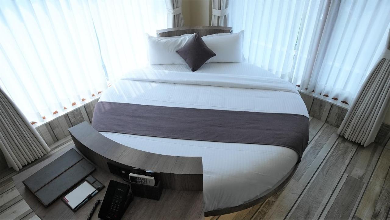 De Glance Hotel Surat Eksteriør bilde