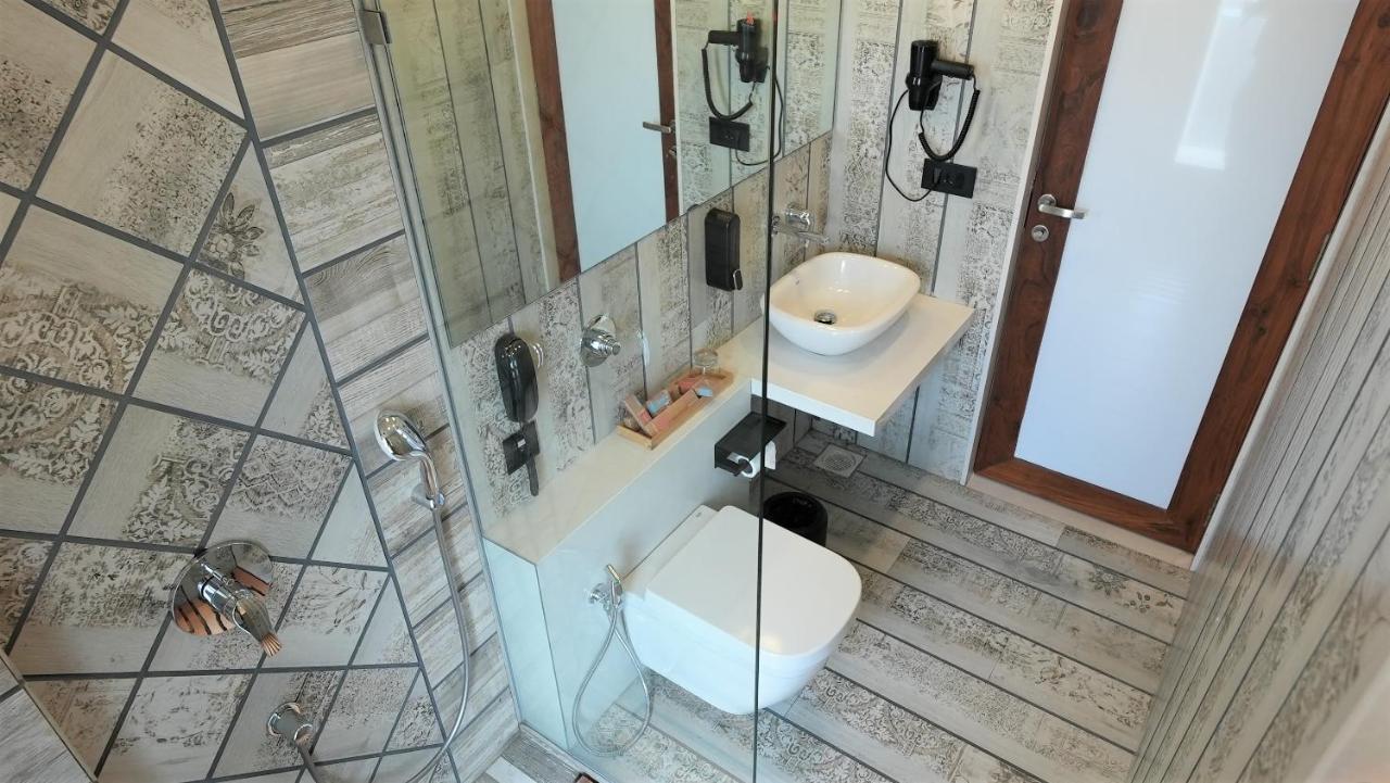 De Glance Hotel Surat Eksteriør bilde