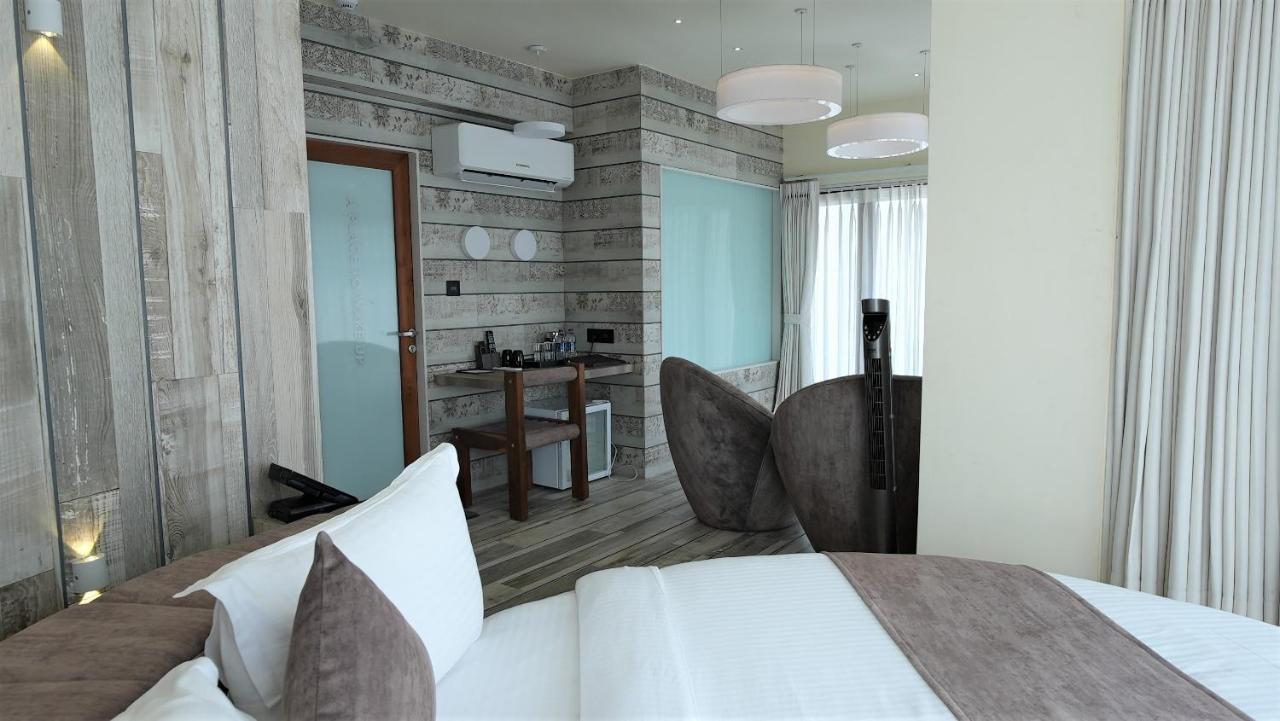 De Glance Hotel Surat Eksteriør bilde