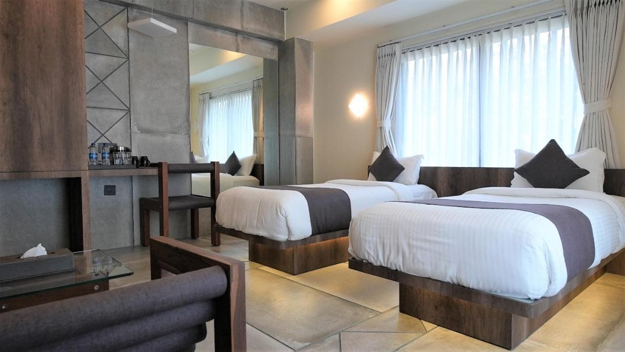 De Glance Hotel Surat Eksteriør bilde