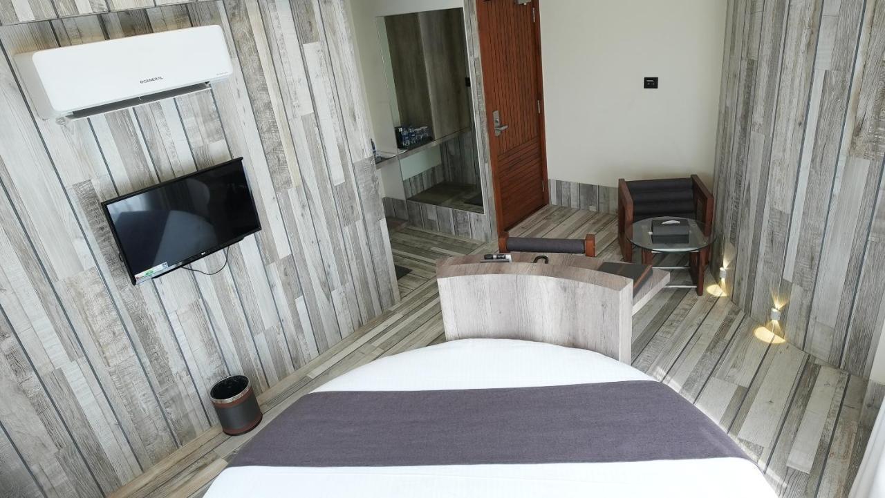 De Glance Hotel Surat Eksteriør bilde