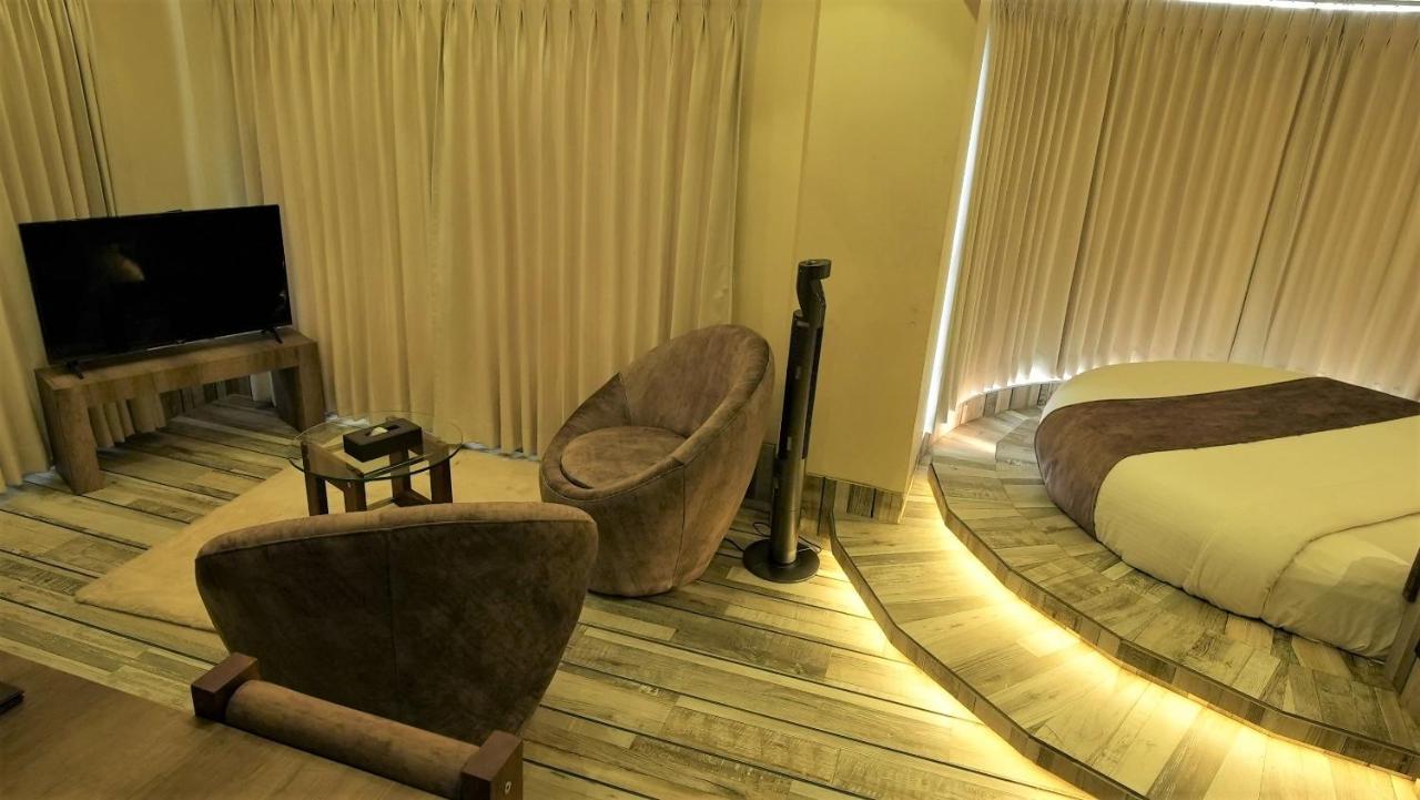 De Glance Hotel Surat Eksteriør bilde