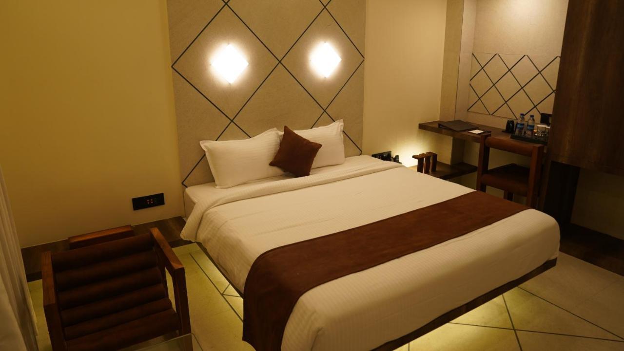 De Glance Hotel Surat Eksteriør bilde