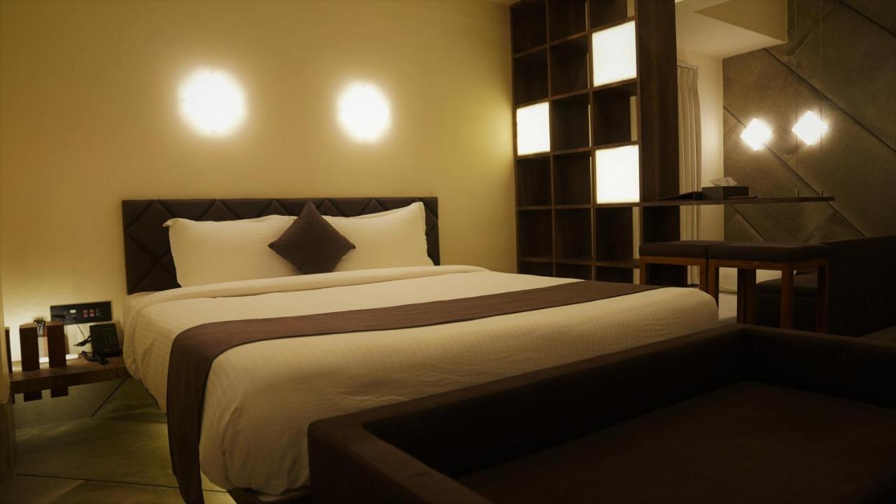 De Glance Hotel Surat Eksteriør bilde
