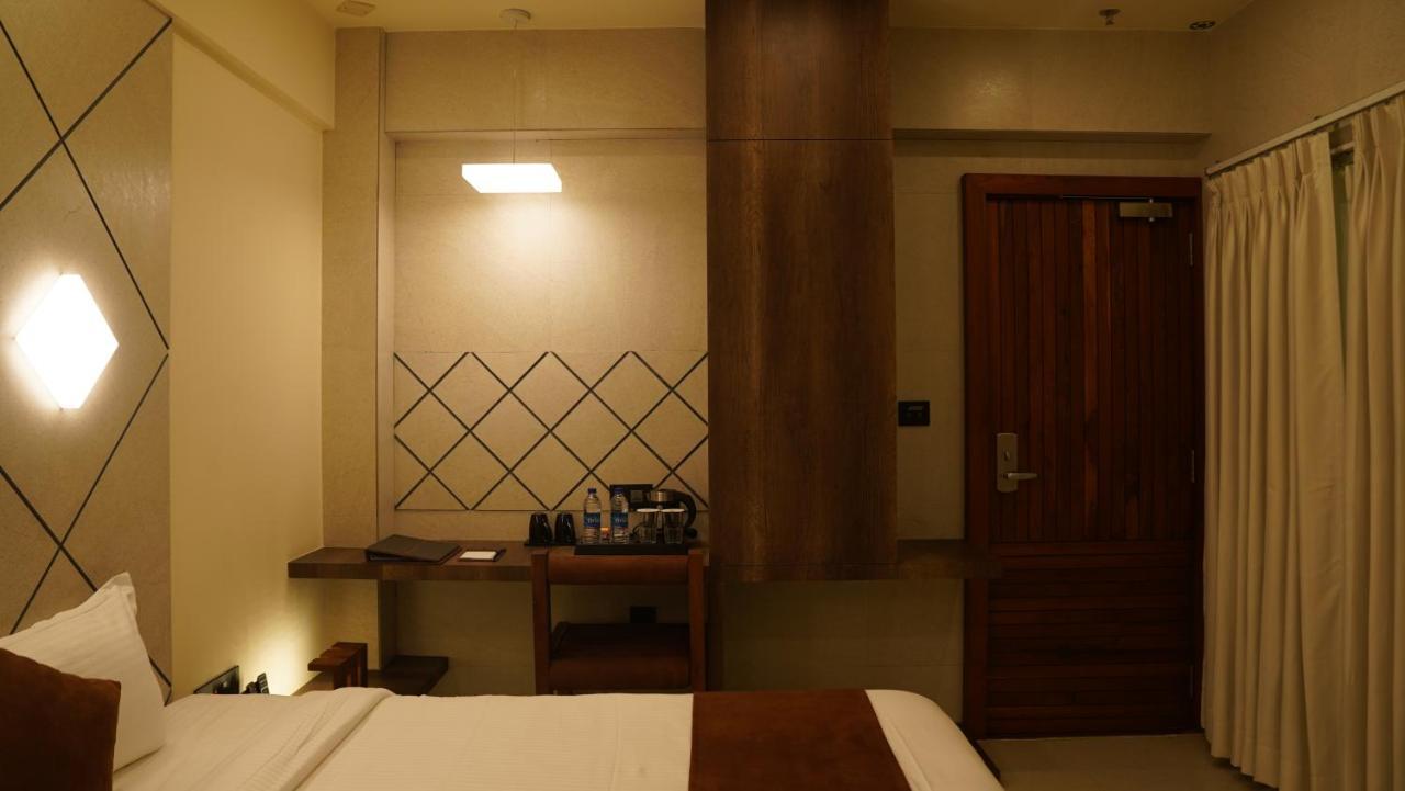 De Glance Hotel Surat Eksteriør bilde
