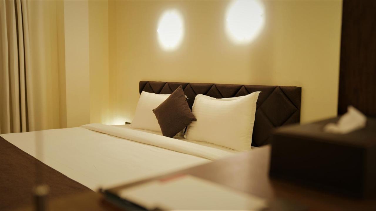 De Glance Hotel Surat Eksteriør bilde