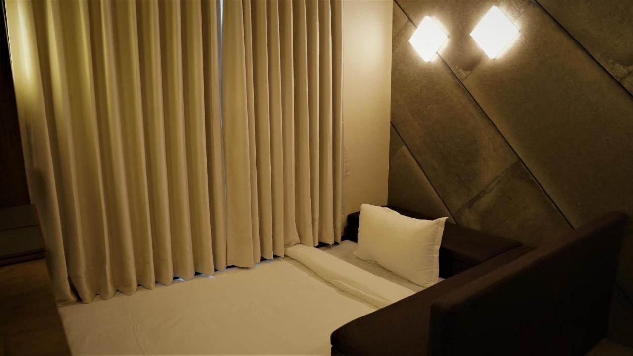 De Glance Hotel Surat Eksteriør bilde