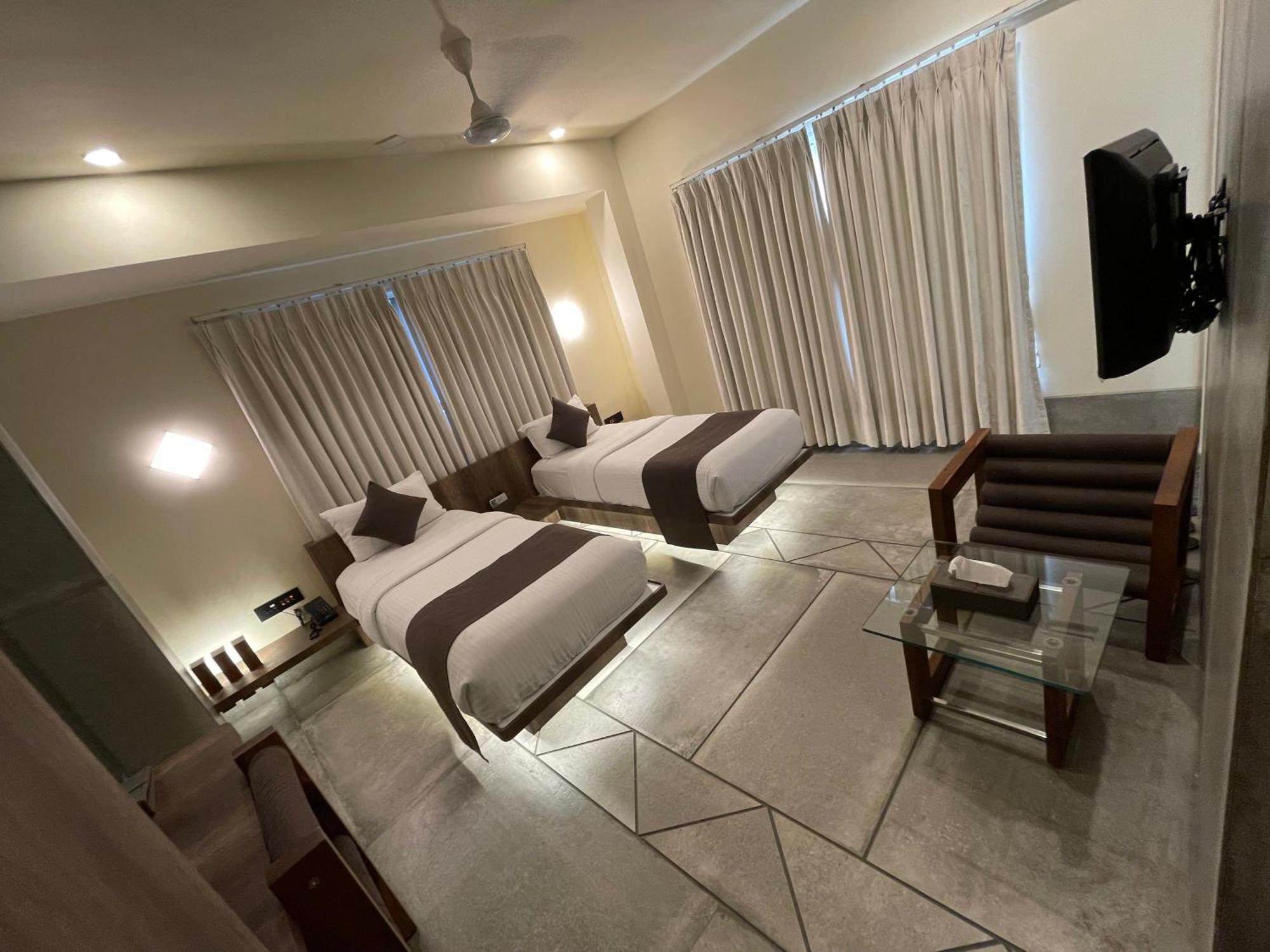 De Glance Hotel Surat Eksteriør bilde