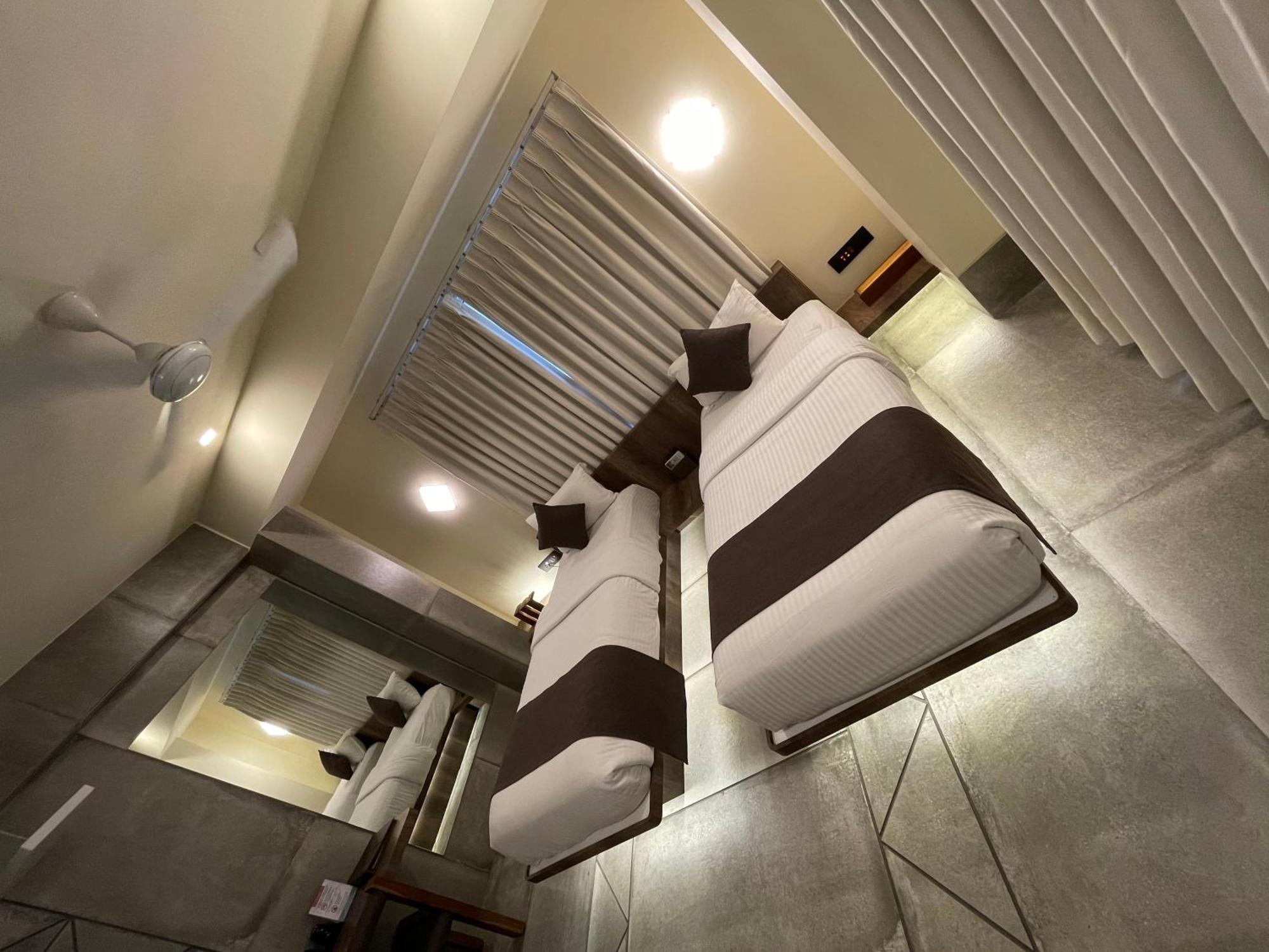 De Glance Hotel Surat Eksteriør bilde