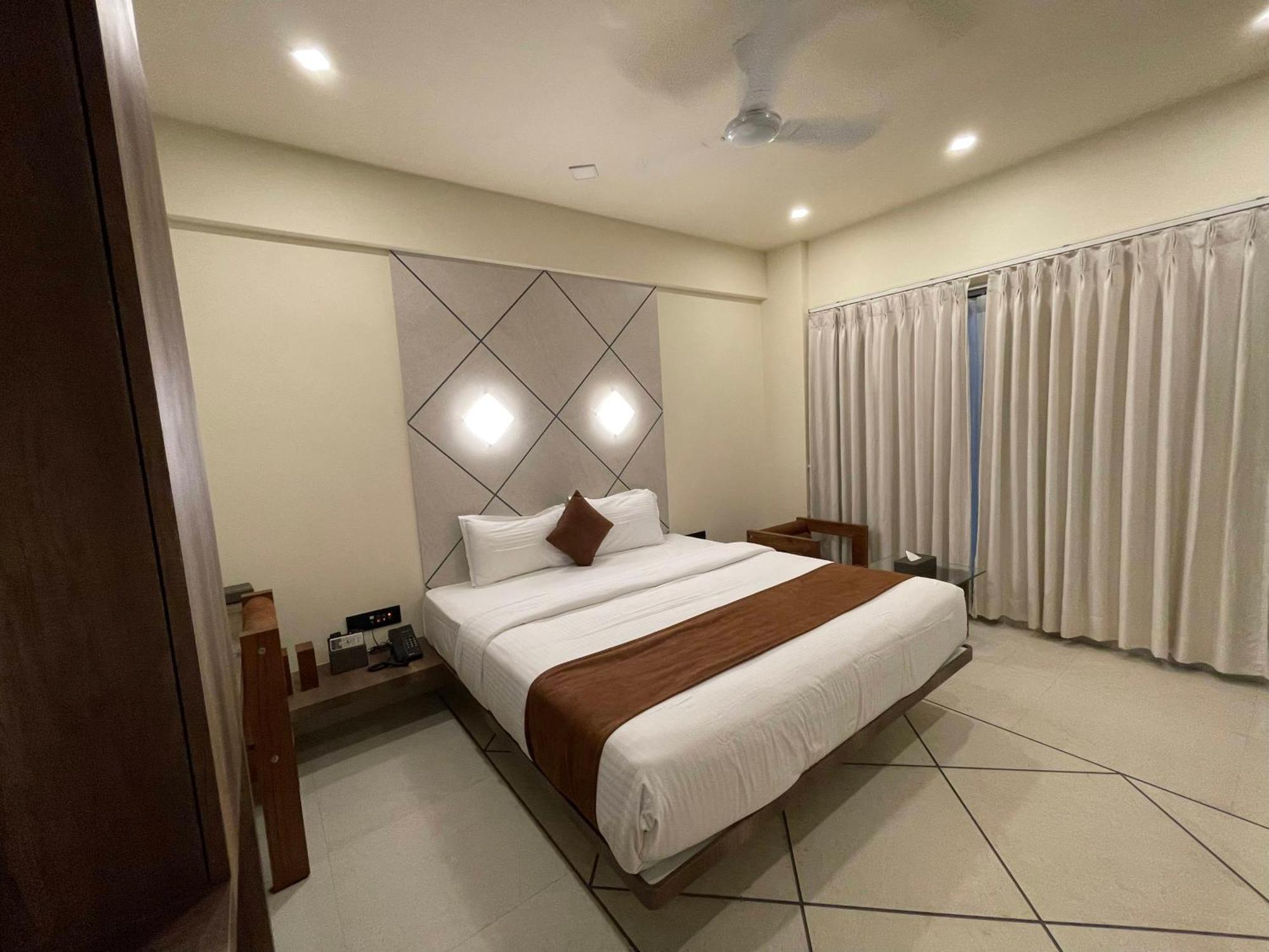 De Glance Hotel Surat Eksteriør bilde