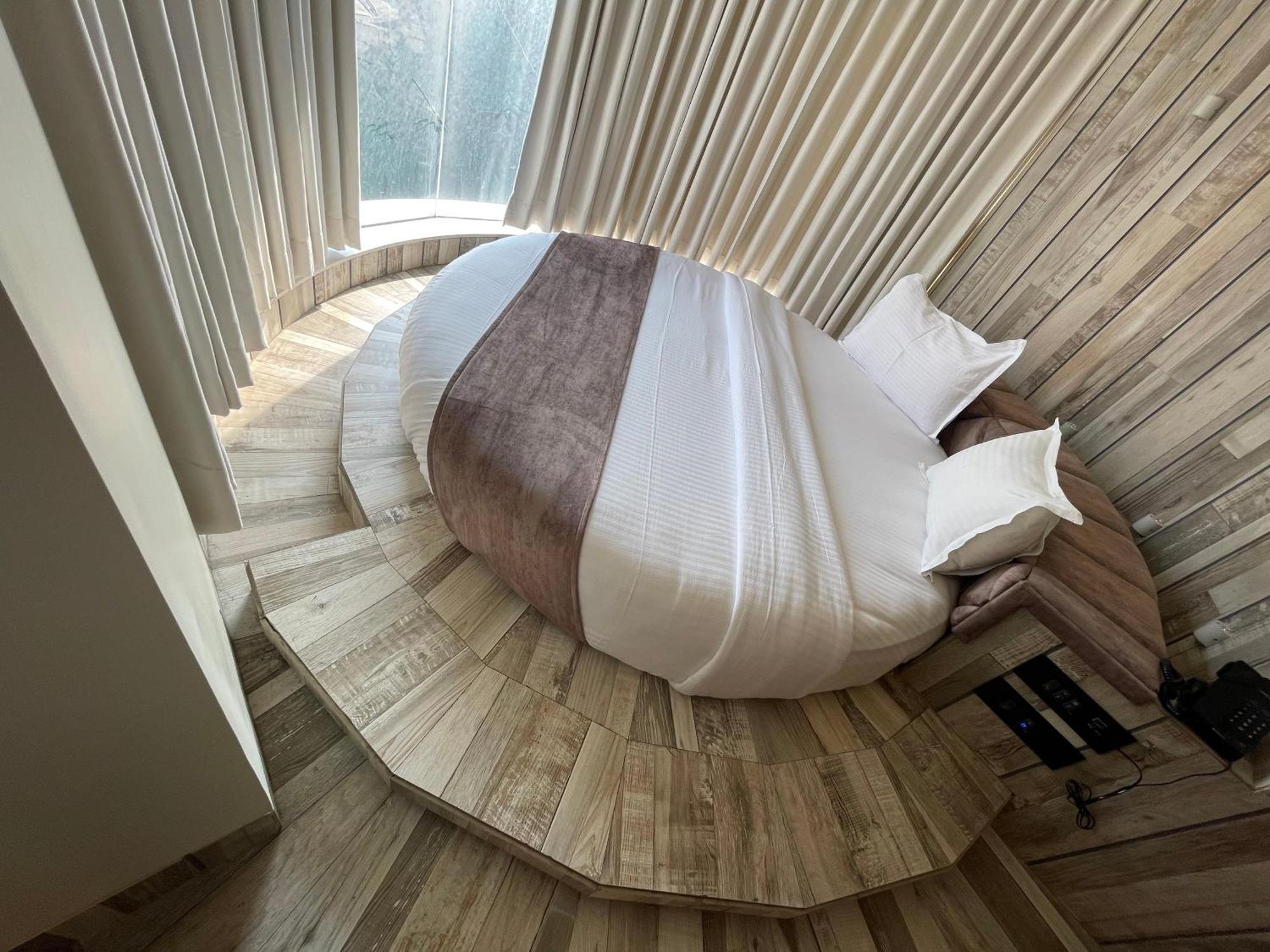 De Glance Hotel Surat Eksteriør bilde